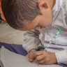 Criança estudando